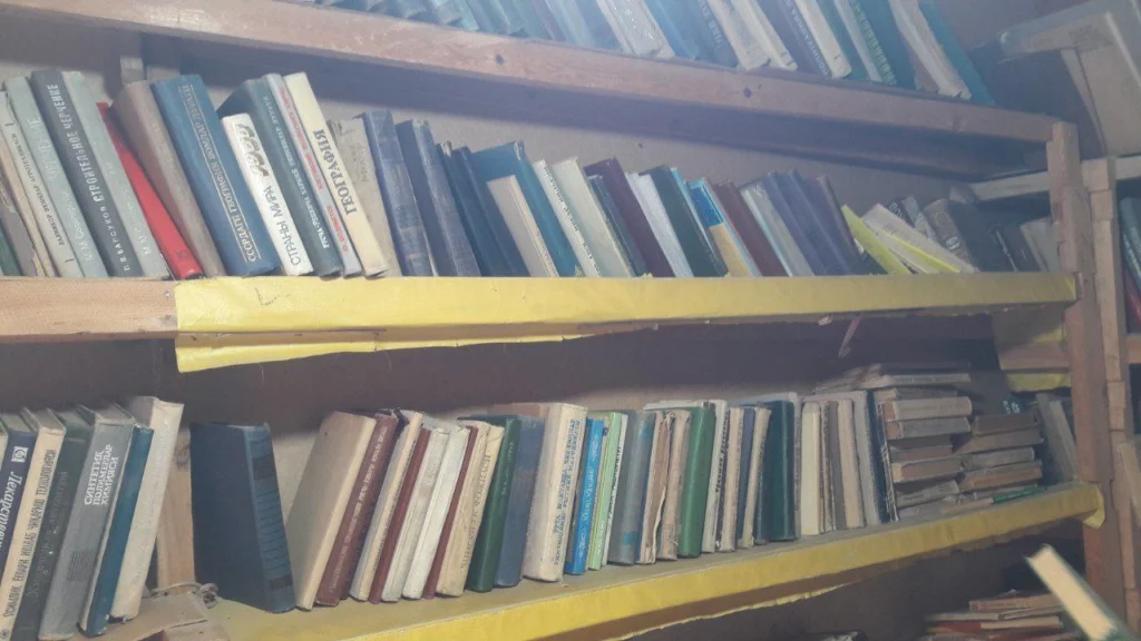 Βιβλία σε ράφια βιβλιοθήκης.