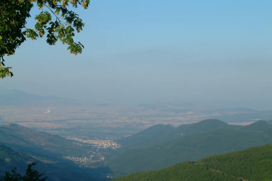 Πανοραμική άποψη της Φλώρινας και της γύρω πεδιάδας από ορεινό σημείο.