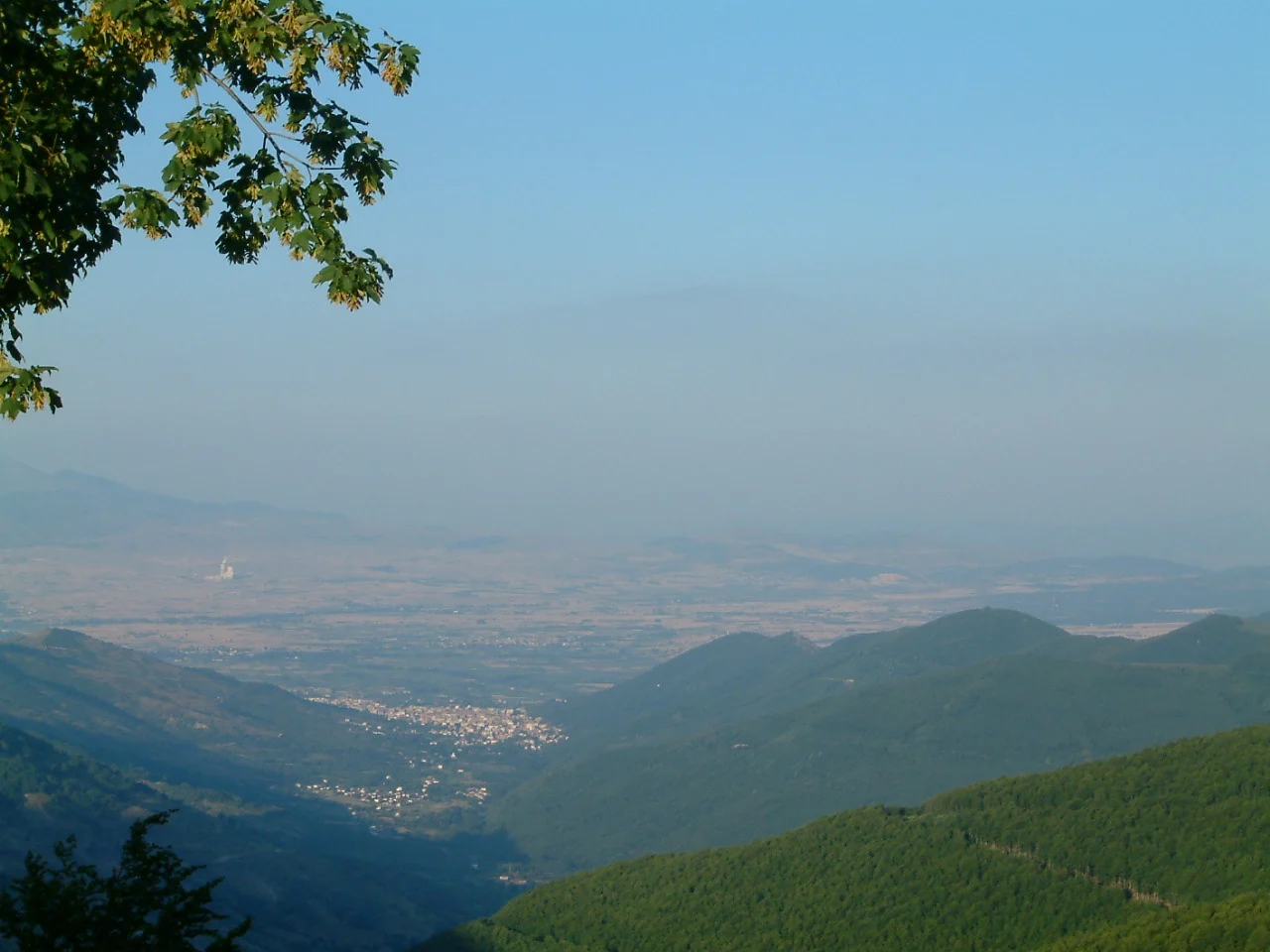 Πανοραμική άποψη της Φλώρινας και της γύρω πεδιάδας από ορεινό σημείο.