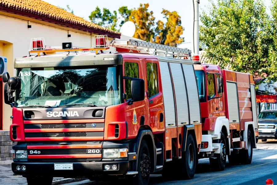 Πυροσβεστικά οχήματα της Ελληνικής Πυροσβεστικής Υπηρεσίας σε δρόμο
