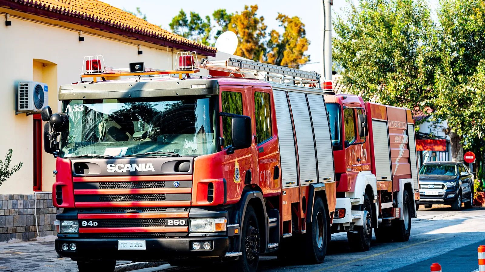 Πυροσβεστικά οχήματα της Ελληνικής Πυροσβεστικής Υπηρεσίας σε δρόμο