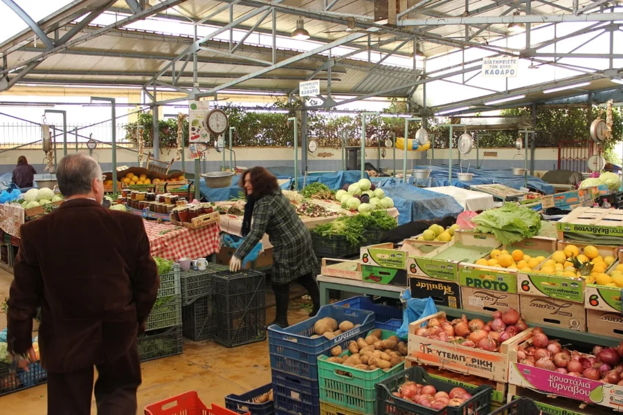 Πάγκοι με φρούτα και λαχανικά σε λαϊκή αγορά στην Άρτα