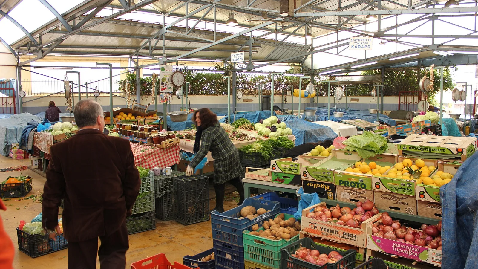Πάγκοι με φρούτα και λαχανικά σε λαϊκή αγορά στην Άρτα