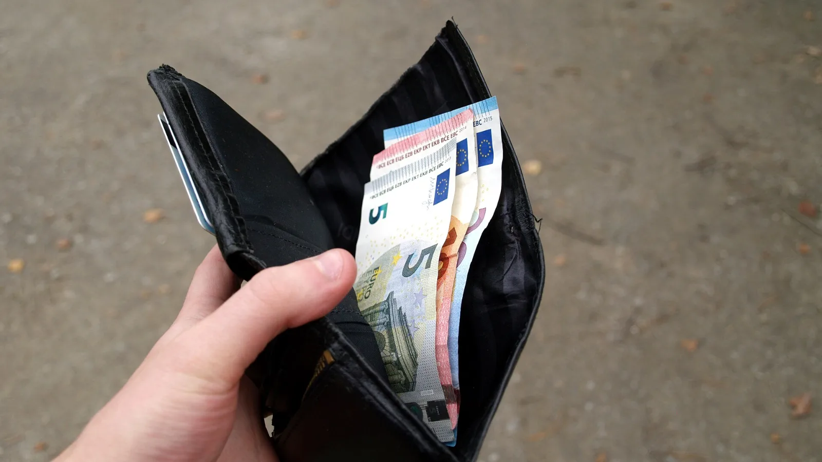 Πορτοφόλι με χαρτονομίσματα ευρώ