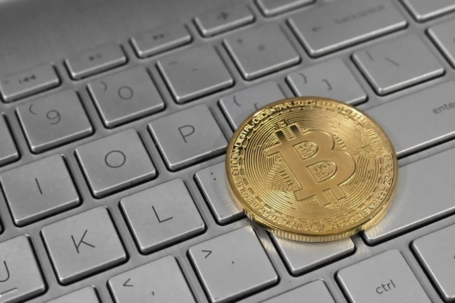 Νόμισμα με το σύμβολο του Bitcoin πάνω σε πληκτρολόγιο