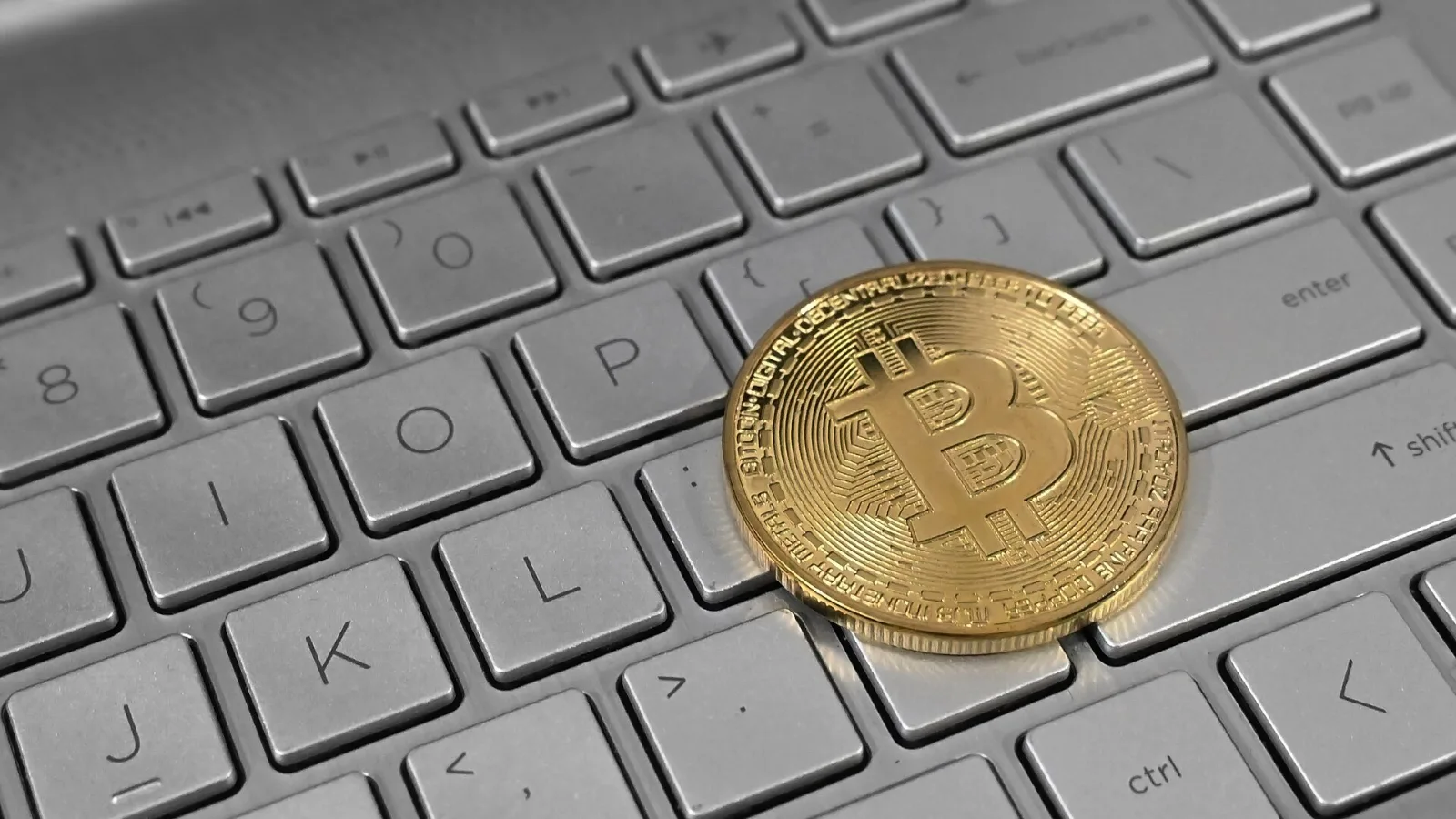 Νόμισμα με το σύμβολο του Bitcoin πάνω σε πληκτρολόγιο