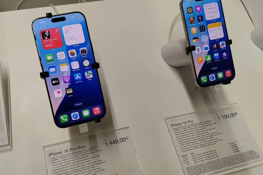 Δύο iPhone σε προθήκη καταστήματος