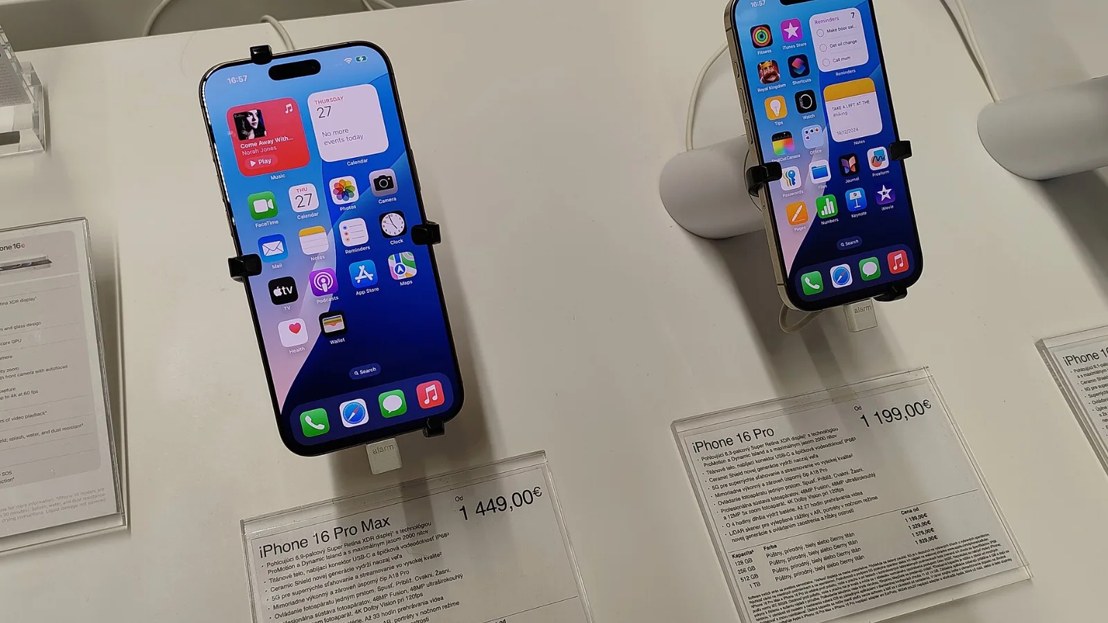 Δύο iPhone σε προθήκη καταστήματος