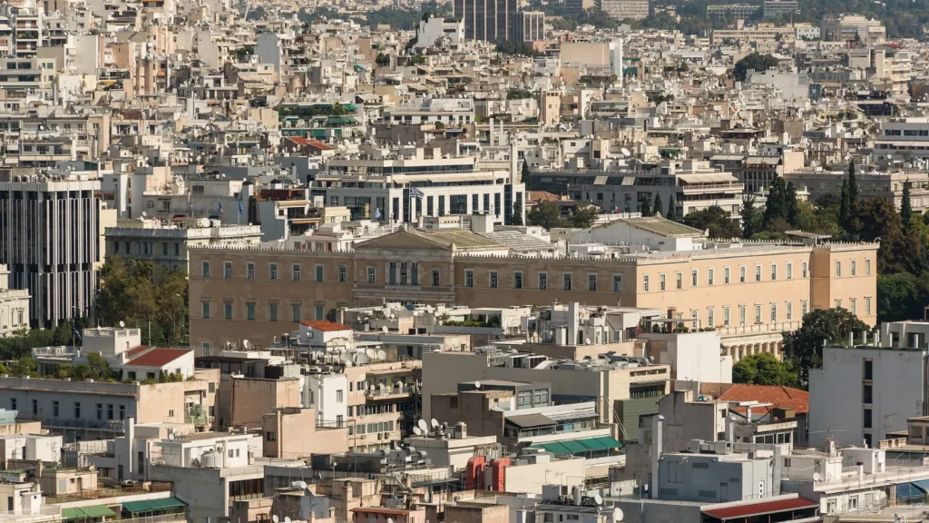 Το κτίριο της Βουλής στην Αθήνα, όπως φαίνεται από την Ακρόπολη
