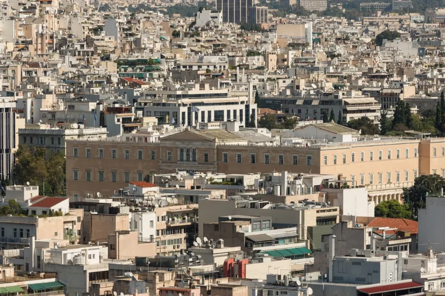 Το κτίριο της Βουλής στην Αθήνα, όπως φαίνεται από την Ακρόπολη