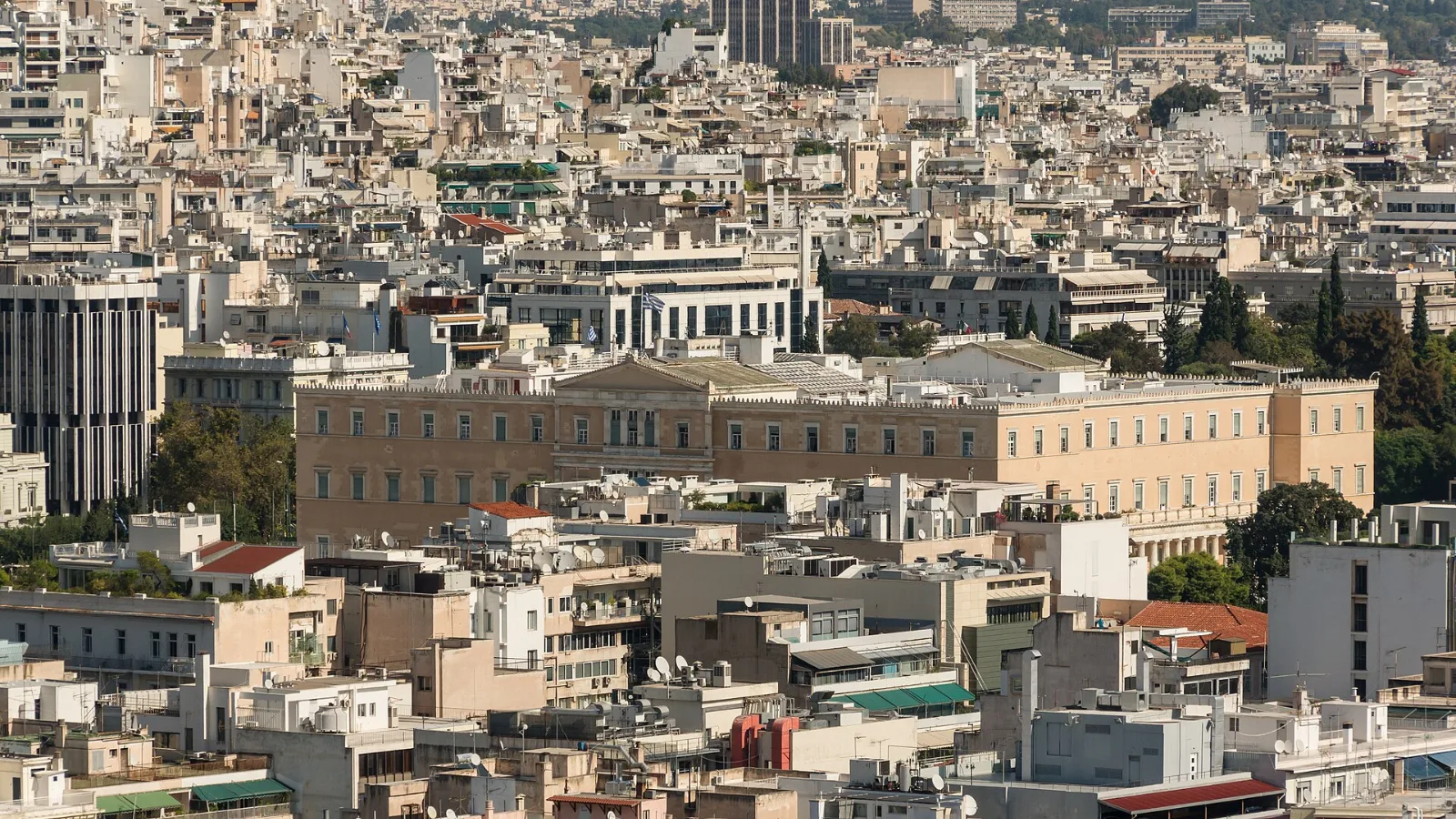 Το κτίριο της Βουλής στην Αθήνα, όπως φαίνεται από την Ακρόπολη