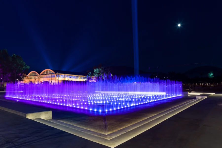 Το φωτισμένο σιντριβάνι στο Ellinikon Experience Park τη νύχτα