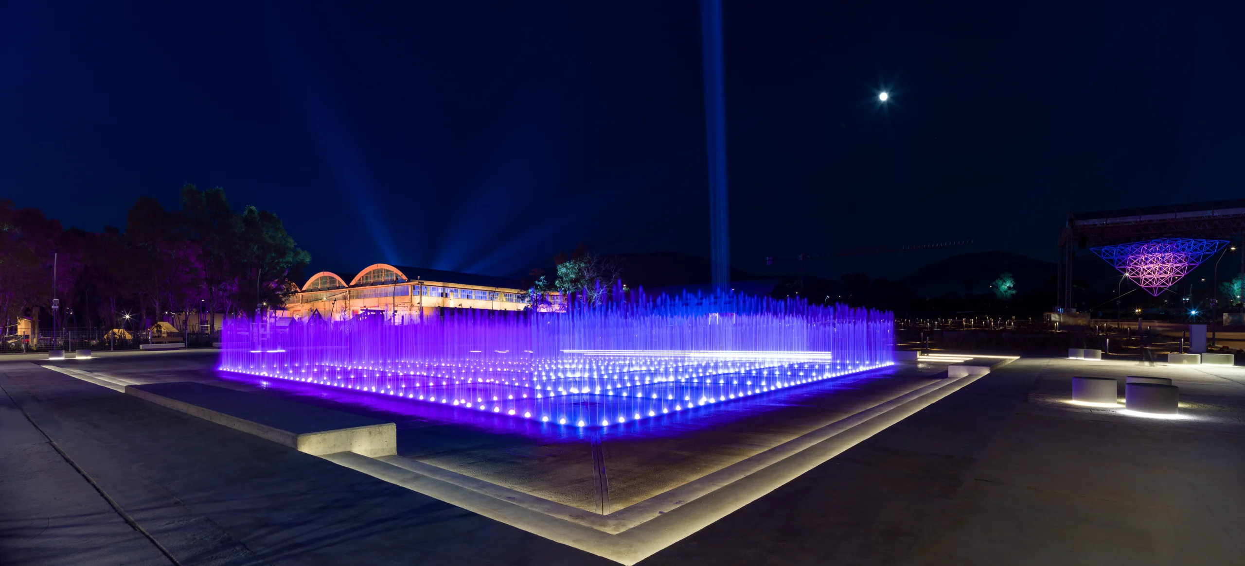 Το φωτισμένο σιντριβάνι στο Ellinikon Experience Park τη νύχτα