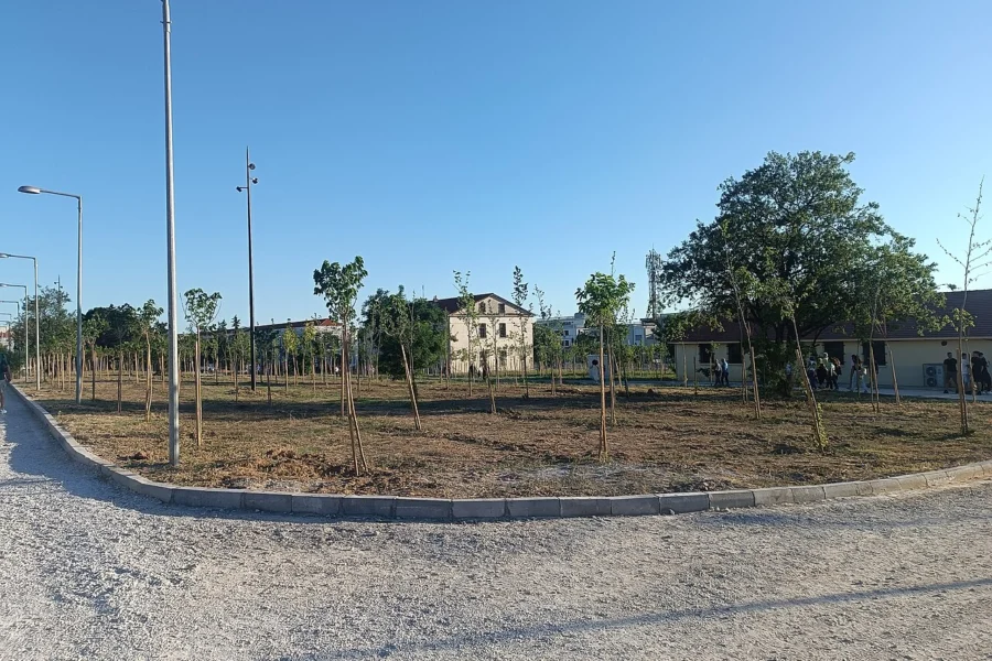Δέντρα, διάδρομοι και παλαιά κτίρια στο Μητροπολιτικό Πάρκο Παύλου Μελά.