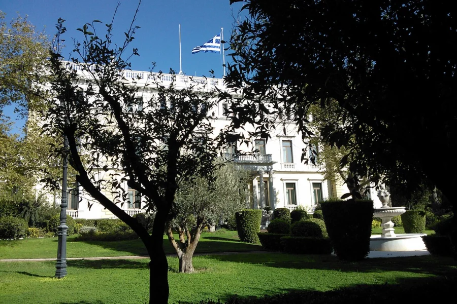 Το Προεδρικό Μέγαρο στην Αθήνα, πίσω από τα δέντρα του κήπου, το 2012.