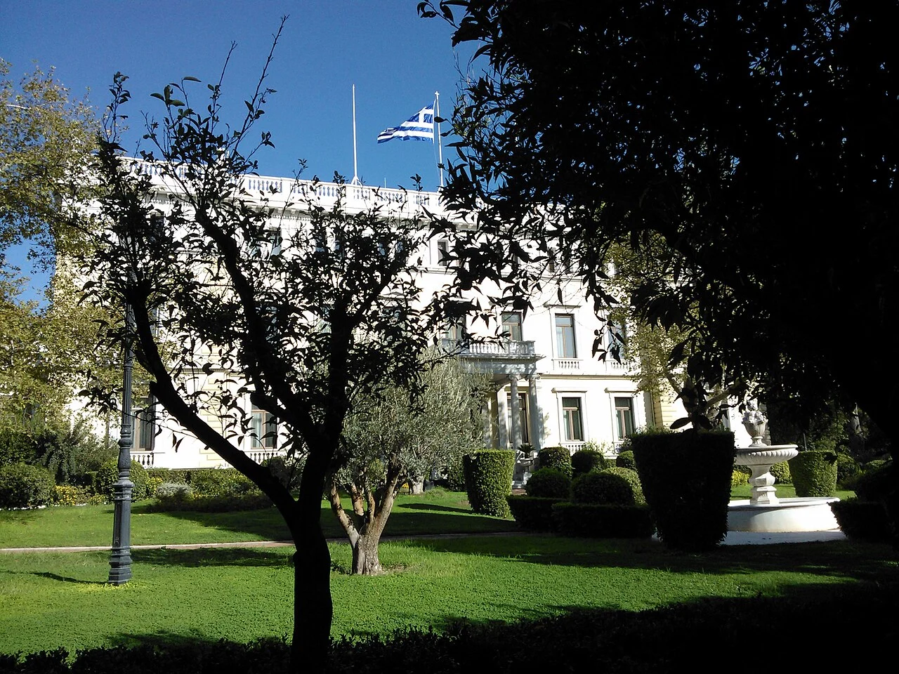 Το Προεδρικό Μέγαρο στην Αθήνα, πίσω από τα δέντρα του κήπου, το 2012.