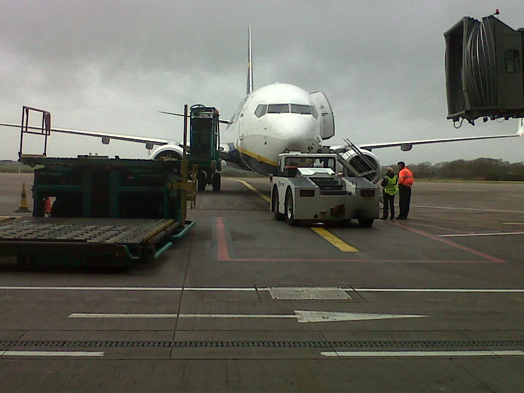 Αεροσκάφος Ryanair στον αερολιμένα Κορκ — αρχείο
