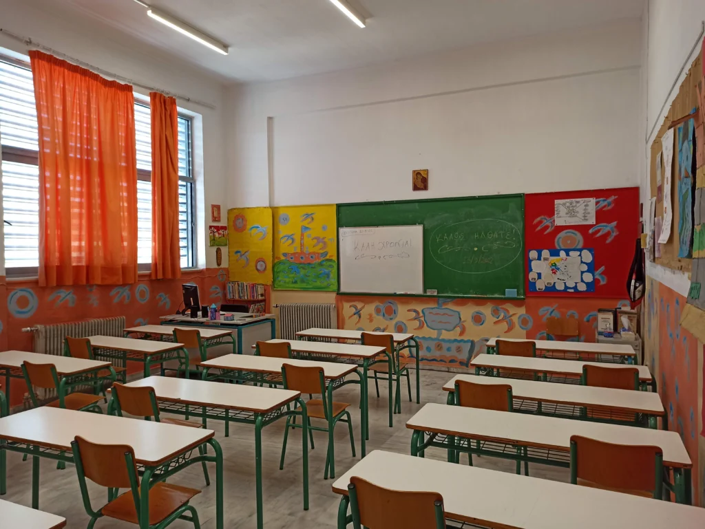 Σχολική τάξη στην Ελλάδα με θρανία και πίνακα — φωτογραφία αρχείου 2022