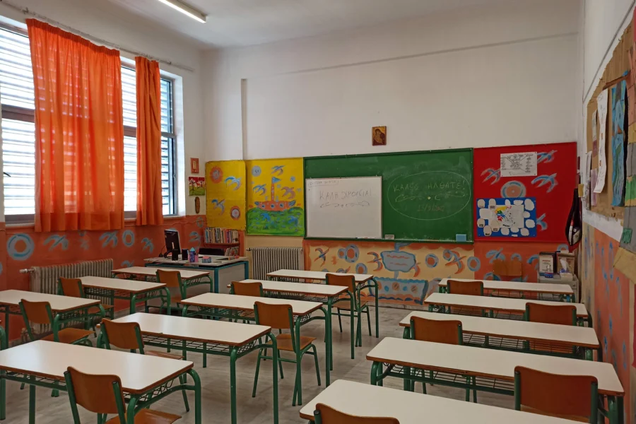 Σχολική τάξη στην Ελλάδα με θρανία και πίνακα — φωτογραφία αρχείου 2022