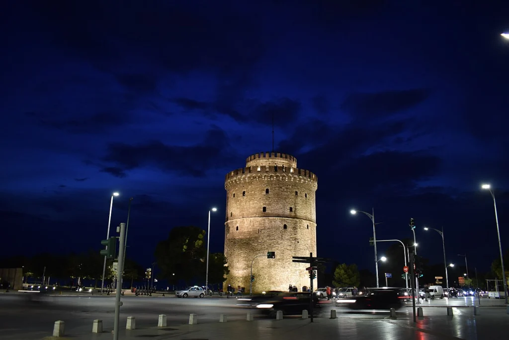 Ο Λευκός Πύργος στο σούρουπο, σε φωτογραφία αρχείου του 2020.